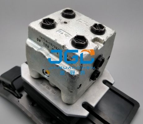 SY55 SY65 SY75の掘削機の付属品アセンブリはに適当フット ブレーキ弁ペダルを踏む