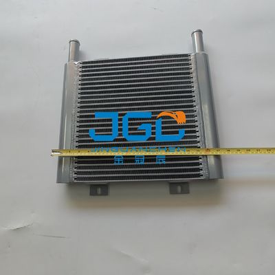 掘削機の予備品のラジエーター タンク ラジエーターの中心アセンブリ4479181 EX70
