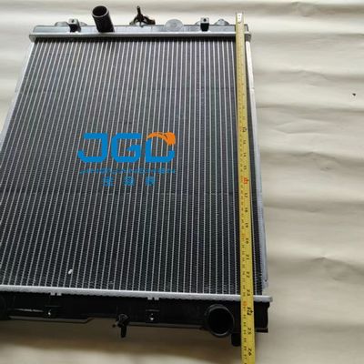 掘削機の予備品のラジエーター タンク ラジエーターの中心アセンブリ4479181 EX70