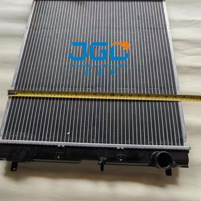 掘削機の予備品のラジエーター タンク ラジエーターの中心アセンブリ4479181 EX70